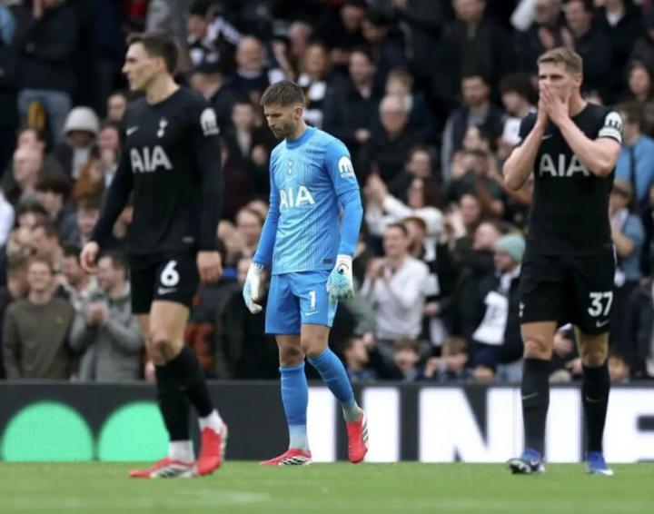  战富勒姆时球队表现不佳，热刺球迷高喊“你们不配穿这球衣” 新闻 战富勒姆时球队表现不佳，热刺球迷高喊“你们不配穿这球衣” 新闻