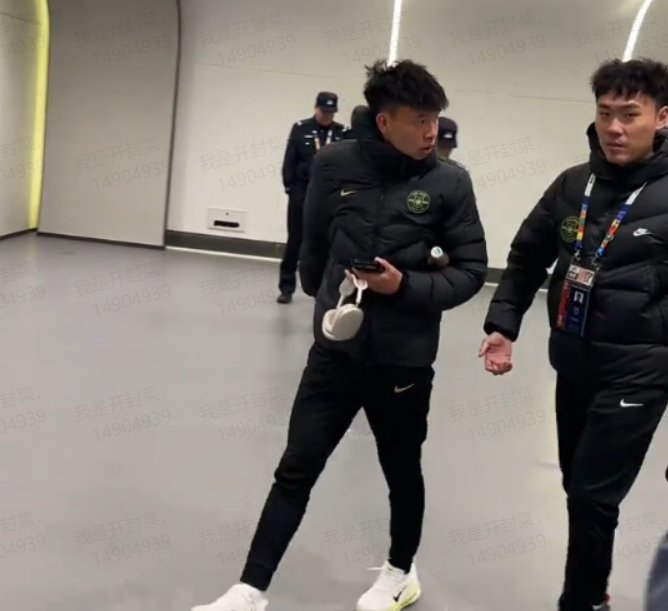  年轻新星的赛场风波；李璇提醒王钰栋，低调务实方能长远发展。 体育新闻 年轻新星的赛场风波；李璇提醒王钰栋，低调务实方能长远发展。 体育新闻